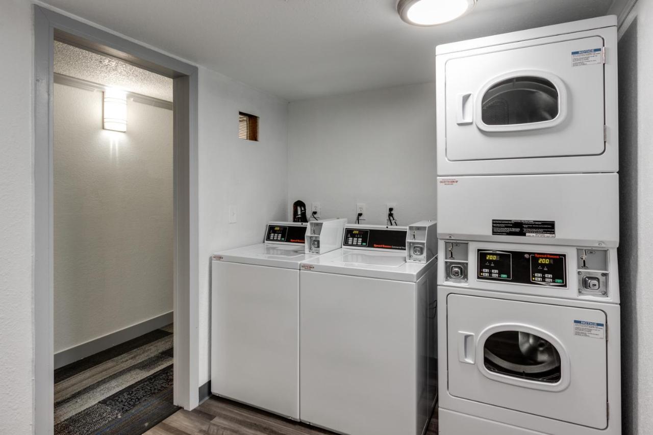 Days Inn & Suites By Wyndham スポーケン エクステリア 写真