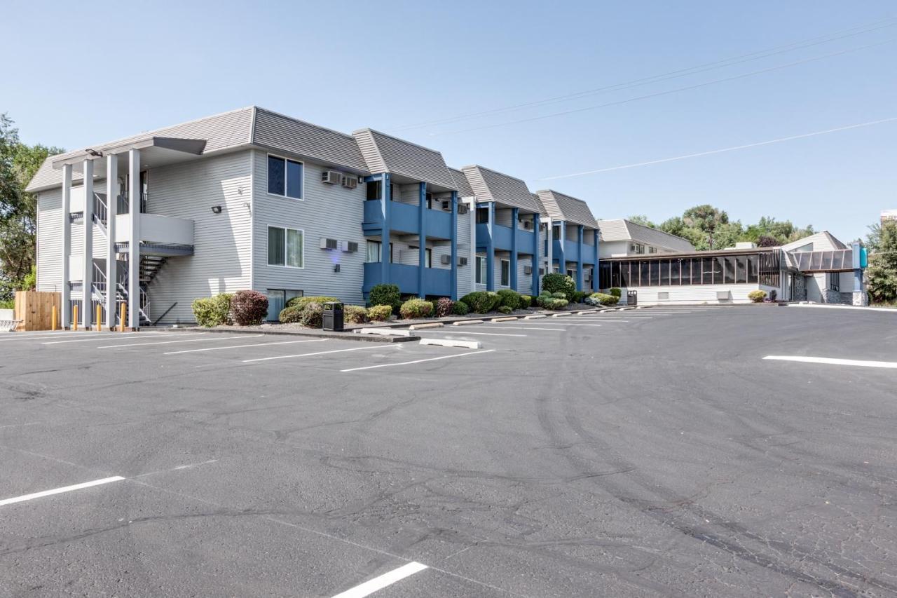 Days Inn & Suites By Wyndham スポーケン エクステリア 写真