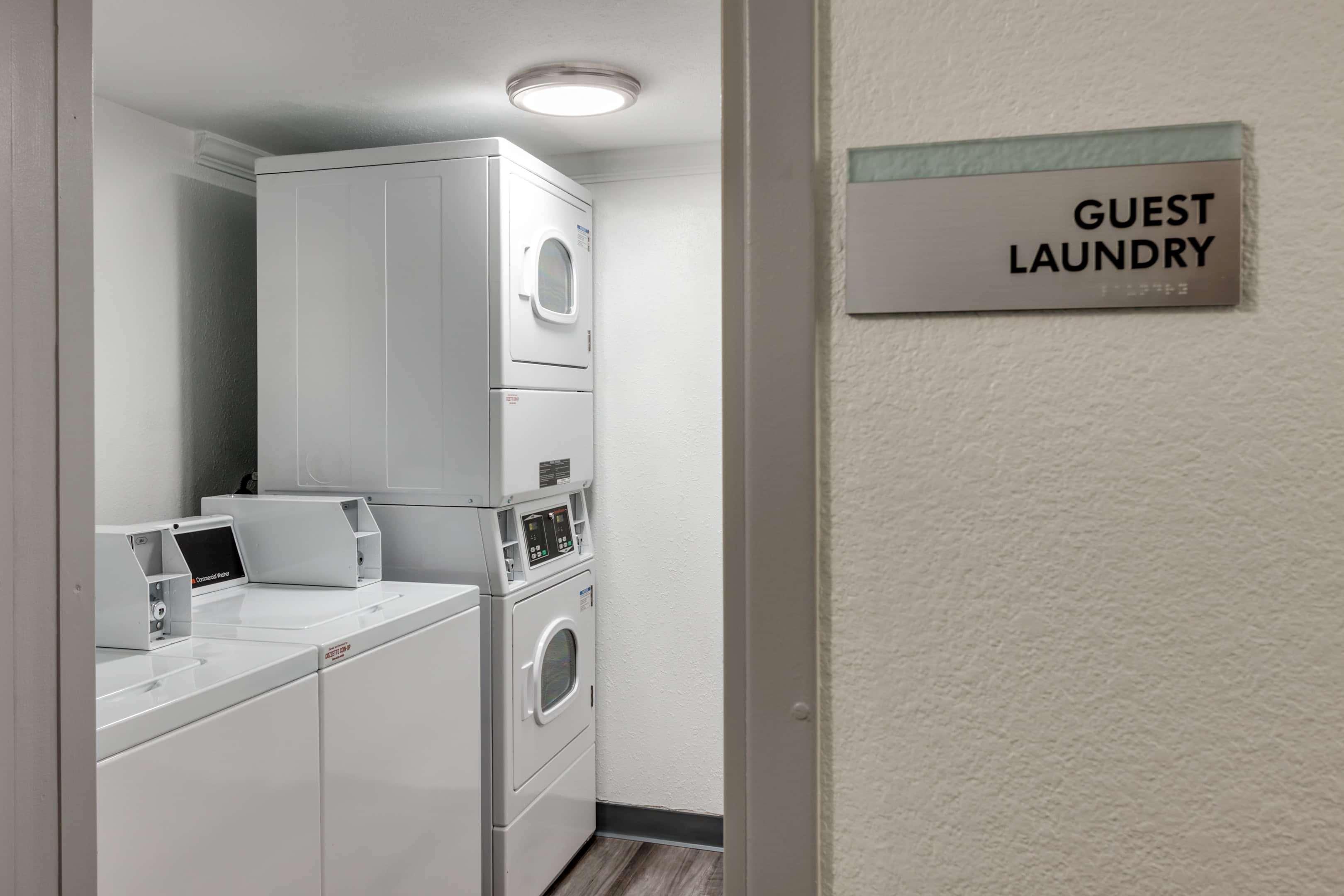 Days Inn & Suites By Wyndham スポーケン エクステリア 写真