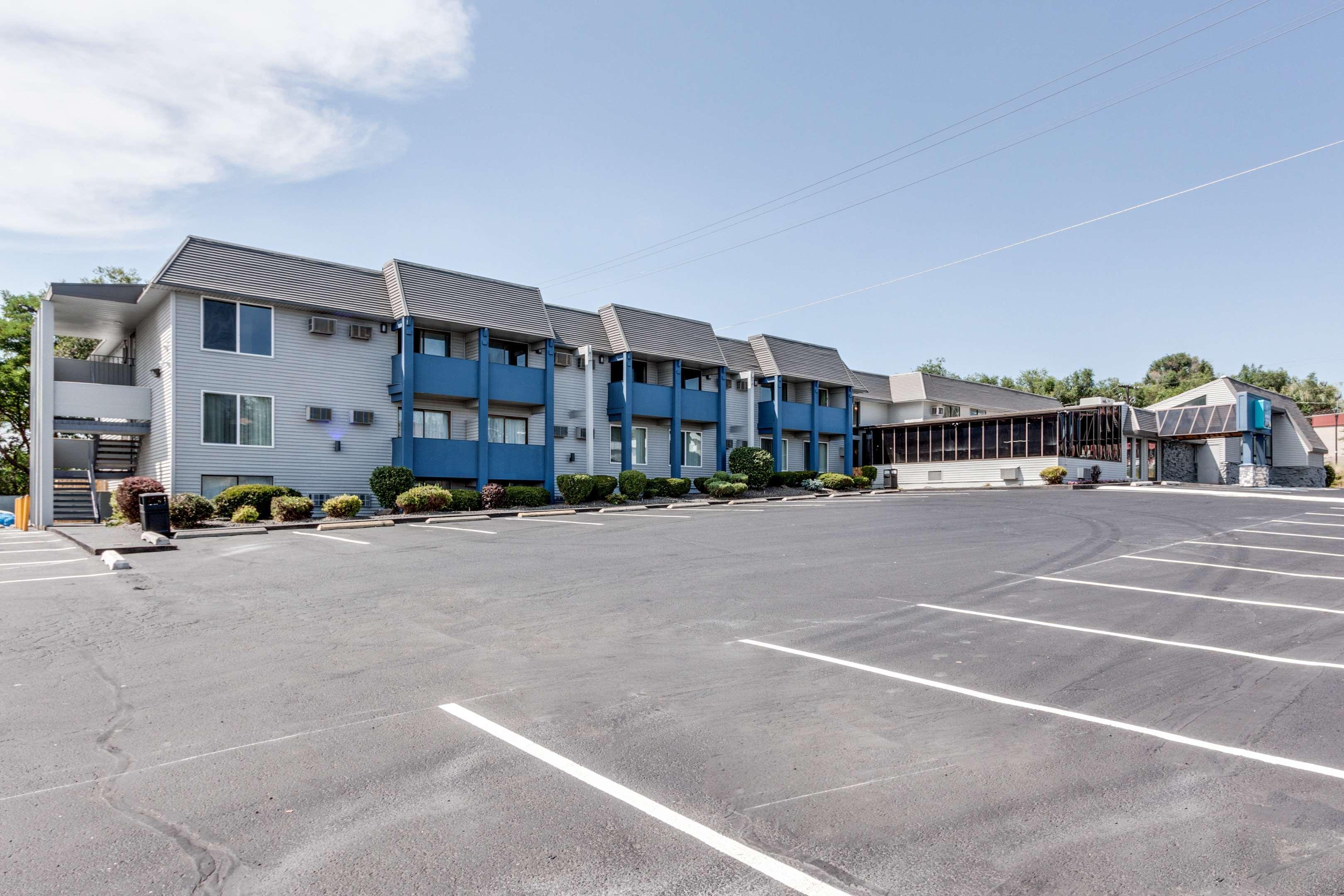 Days Inn & Suites By Wyndham スポーケン エクステリア 写真