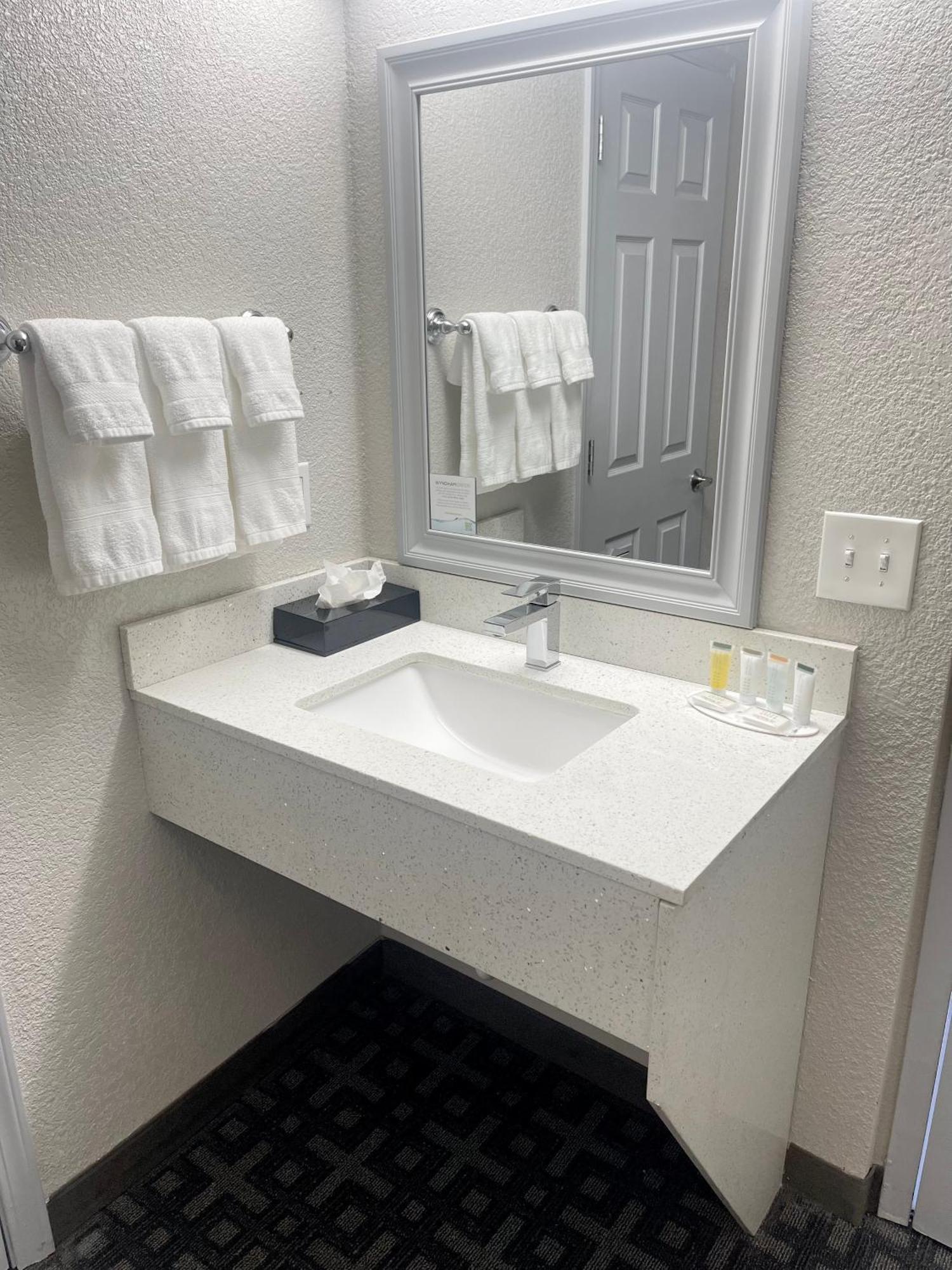 Days Inn & Suites By Wyndham スポーケン エクステリア 写真