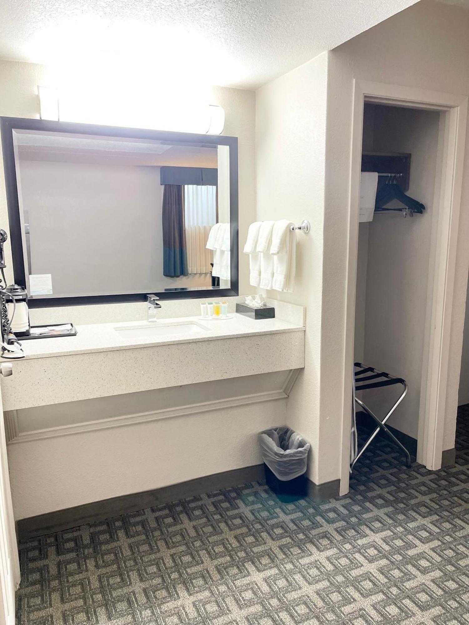 Days Inn & Suites By Wyndham スポーケン エクステリア 写真