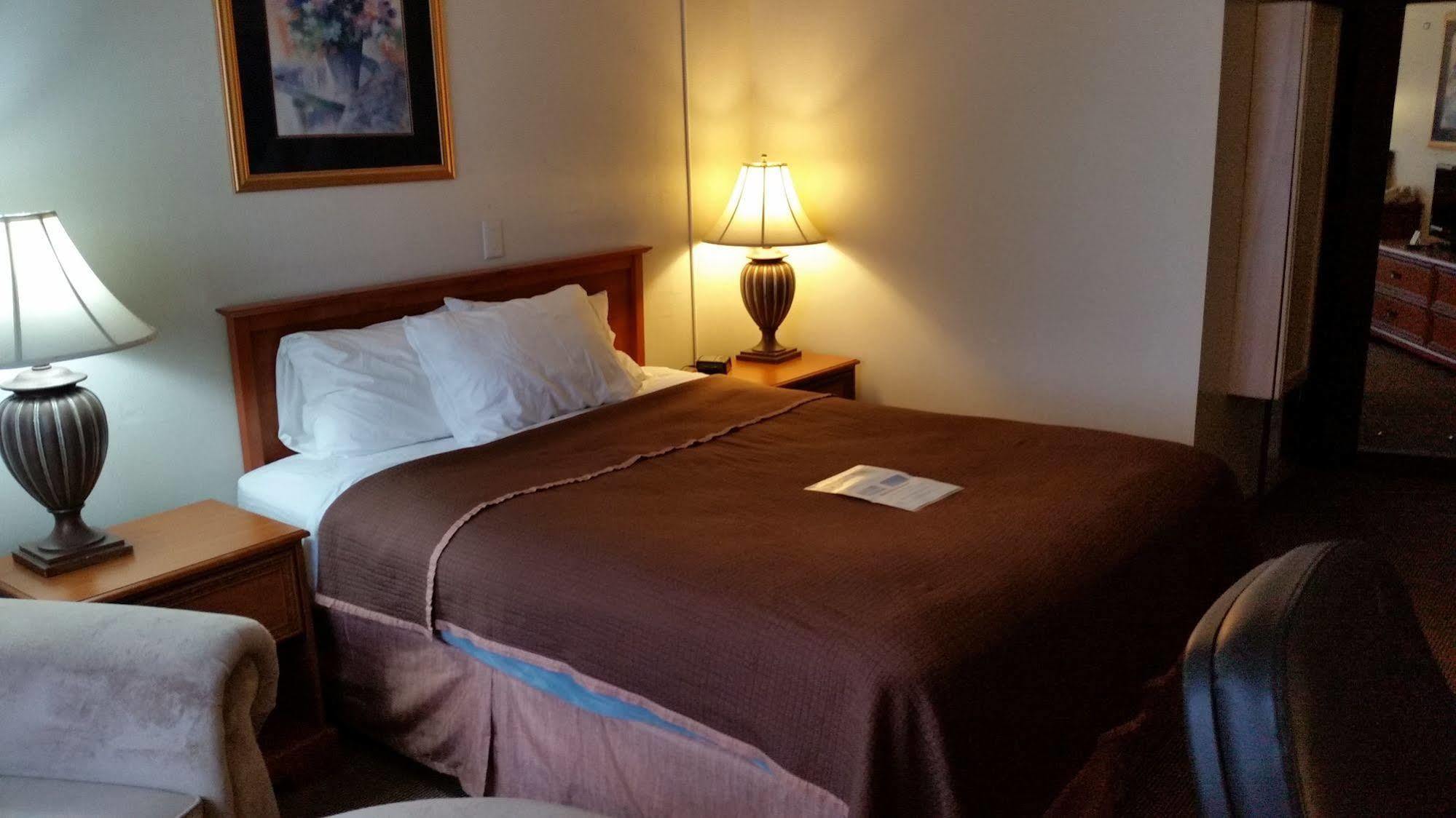 Days Inn & Suites By Wyndham スポーケン エクステリア 写真