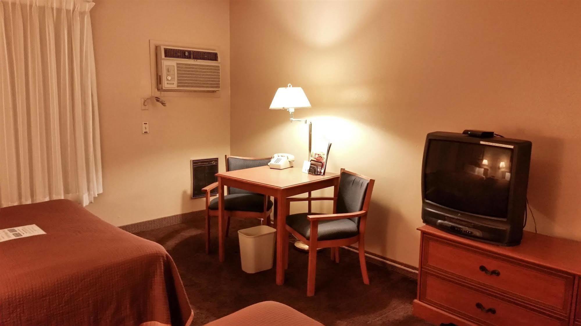 Days Inn & Suites By Wyndham スポーケン エクステリア 写真