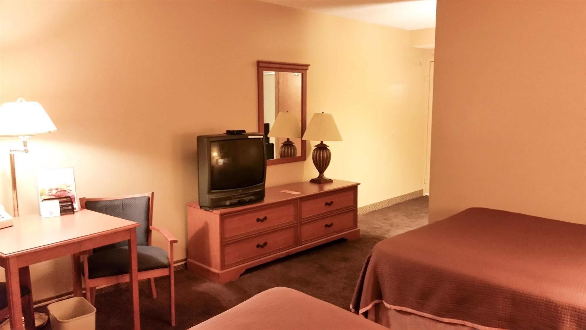 Days Inn & Suites By Wyndham スポーケン エクステリア 写真