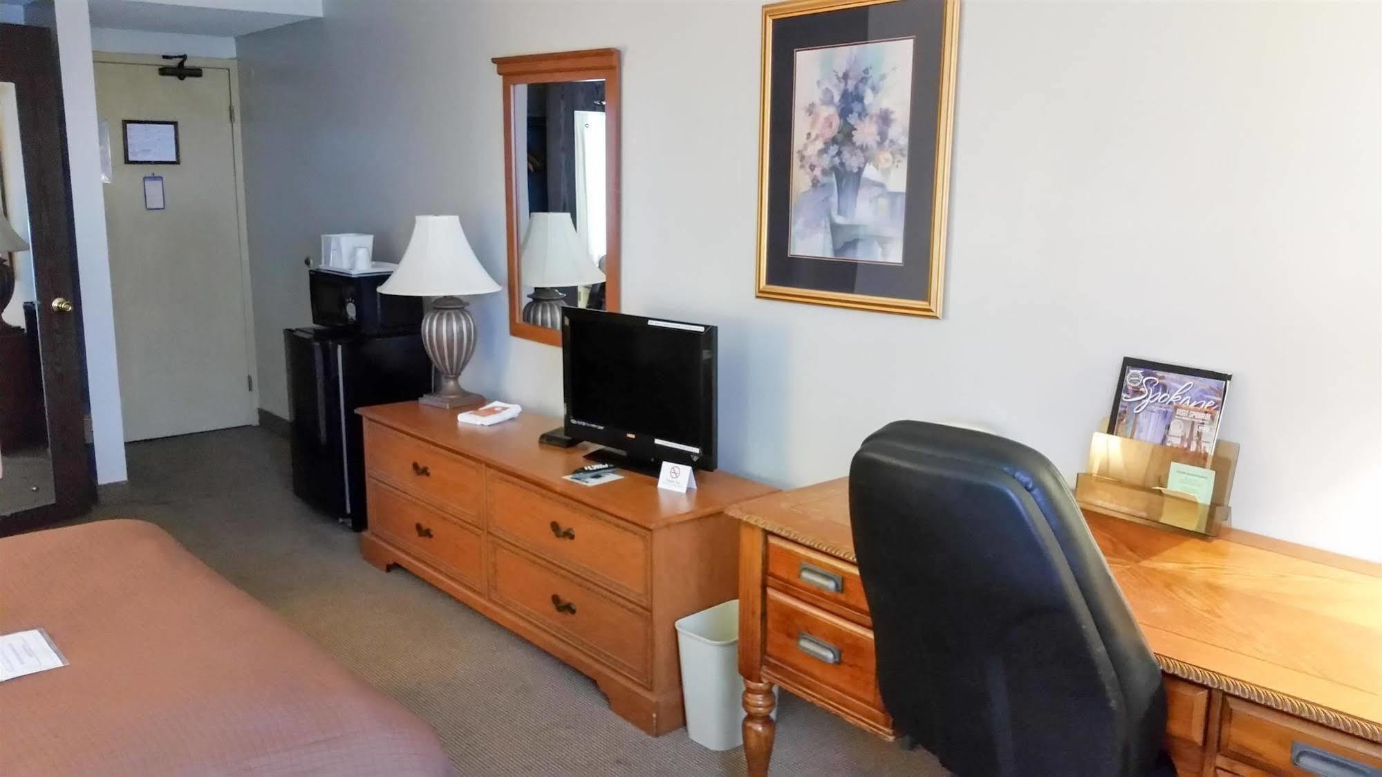 Days Inn & Suites By Wyndham スポーケン エクステリア 写真